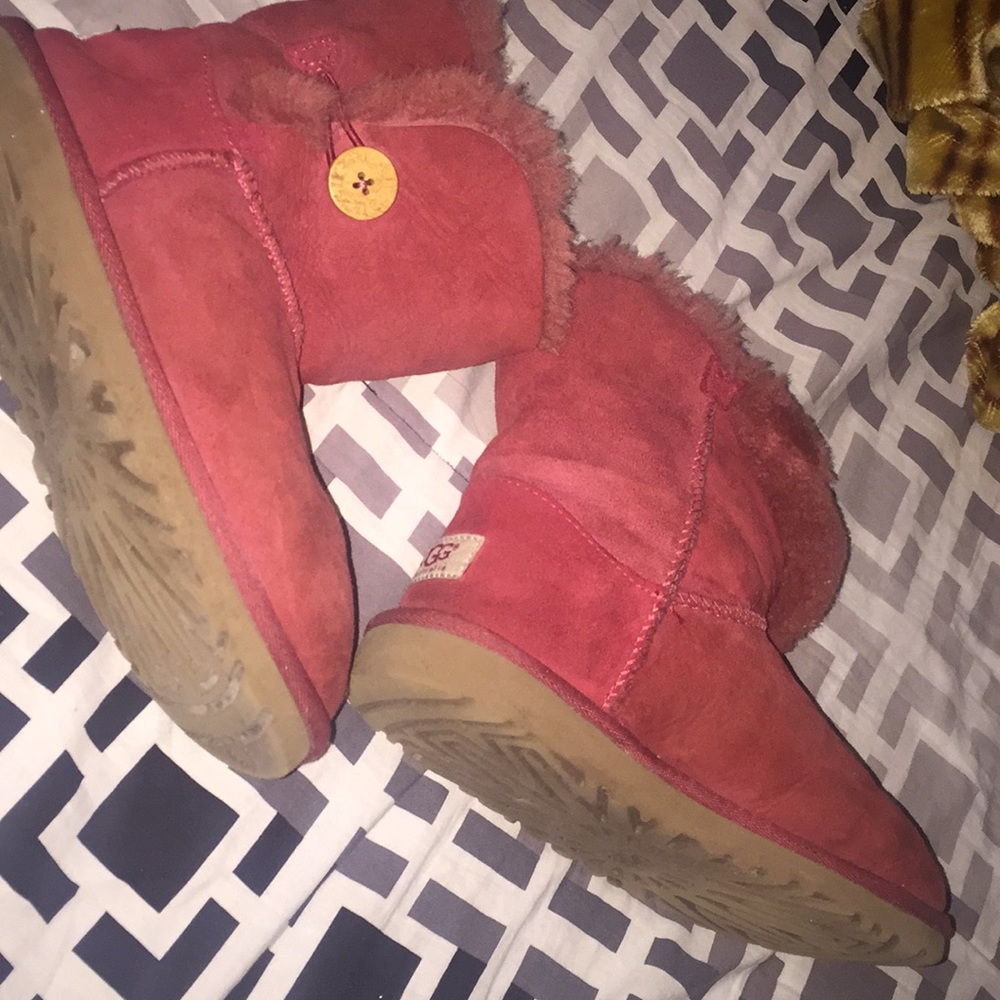 Cute uggs size 5 or 51/2 😍 NEEDS TO GO !